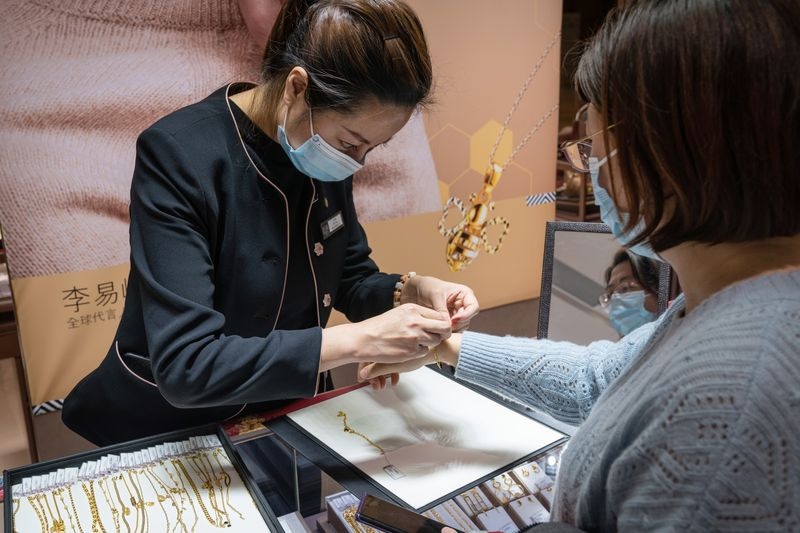 Nguoi Trung Quoc mua vang anh 6