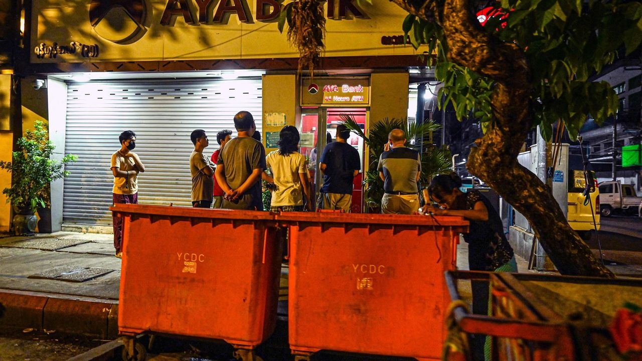 Ngan hang va nha may dong cua, kinh te Myanmar lao dao hinh anh