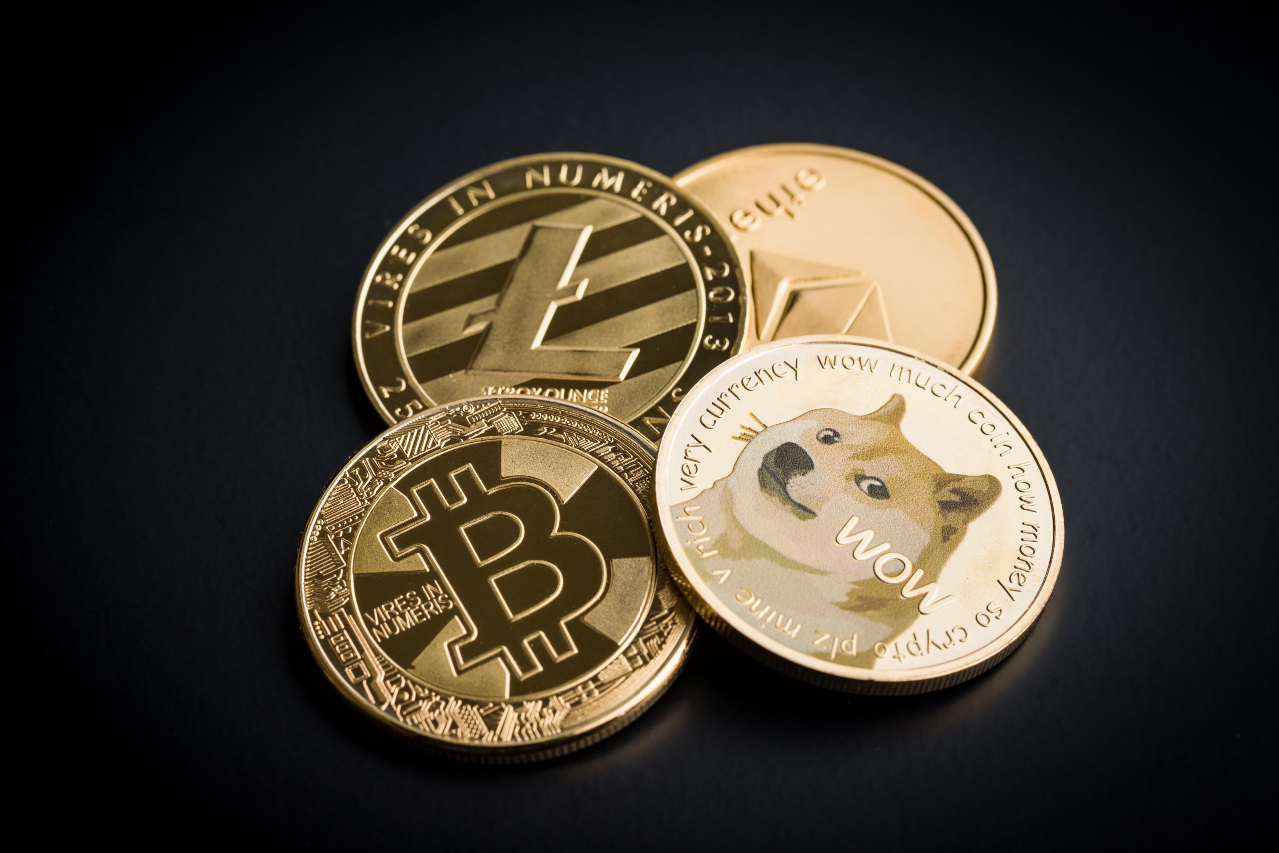 The thong tri cua Bitcoin bi Ether va Dogecoin de doa hinh anh