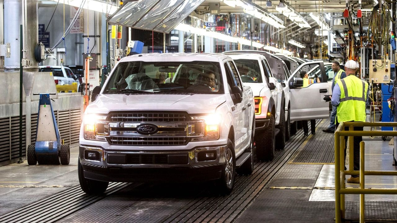 Gia oto tang vot vi thieu chip, khach hang My gianh giat mua hinh anh