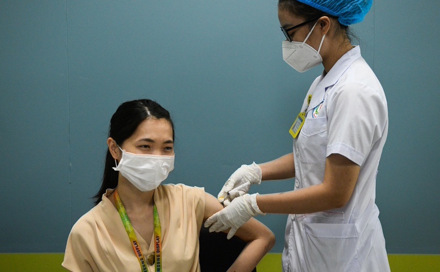 'Chinh phu Viet Nam nen hop tac voi doanh nghiep de tiem chung' hinh anh