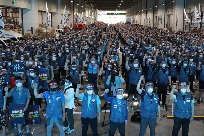 Hang nghin nhan vien giao hang Han Quoc dinh cong vi lam viec qua suc hinh anh