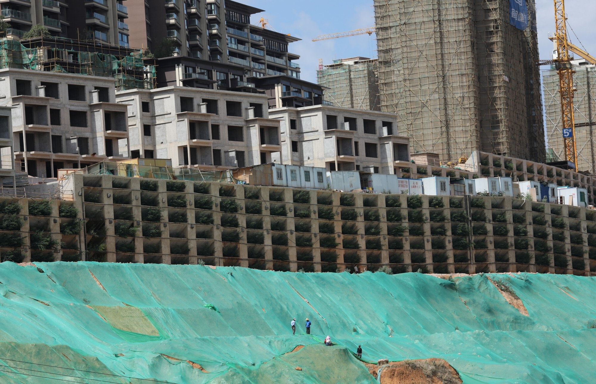 Xay dung trai phep anh 3