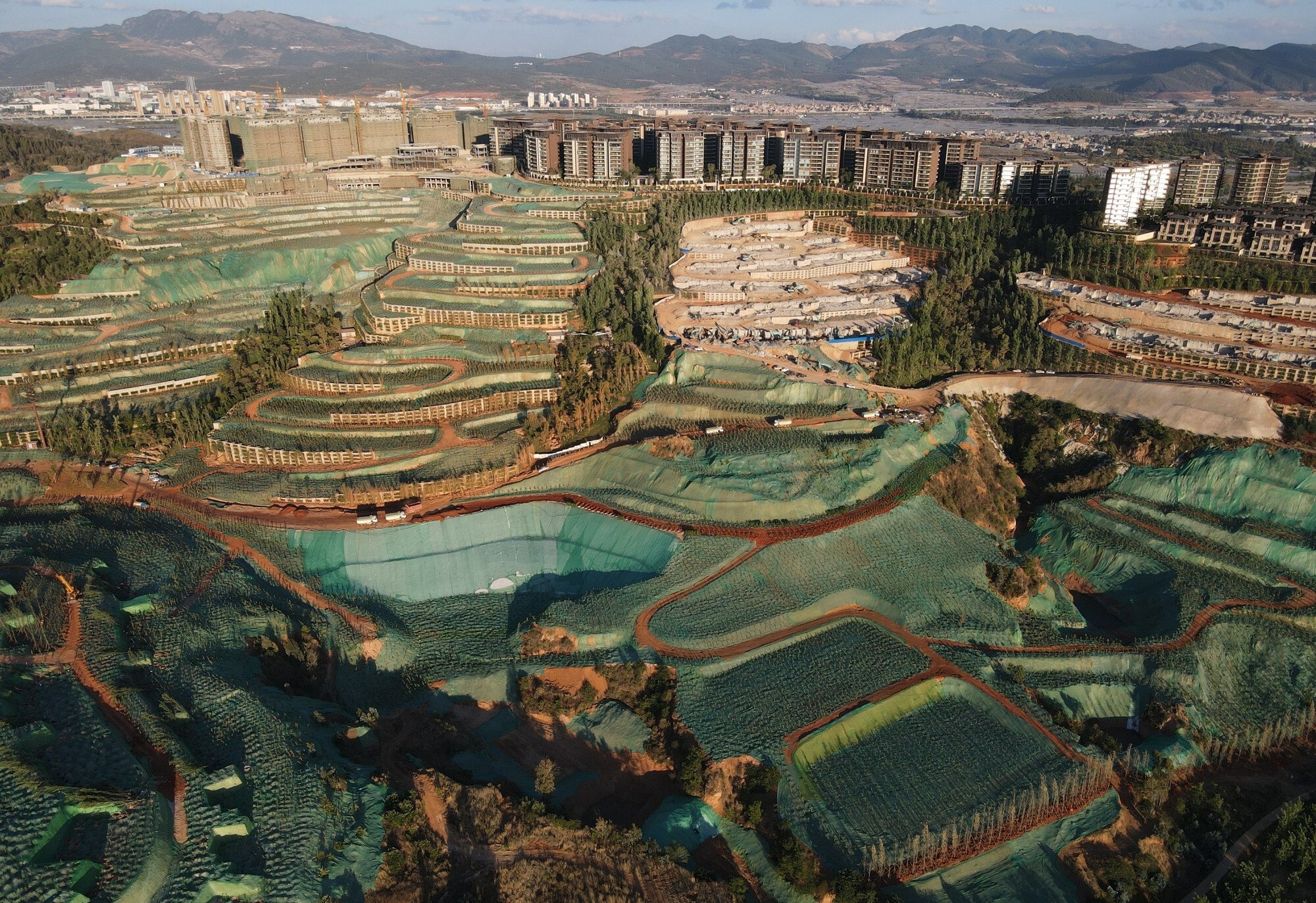 Bat dong san tang nong, mot ngon nui o Trung Quoc bi be tong hoa hinh anh