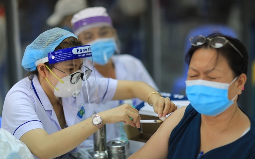 EuroCham: 'Khong the thoat dich benh neu khong day manh tiem chung' hinh anh