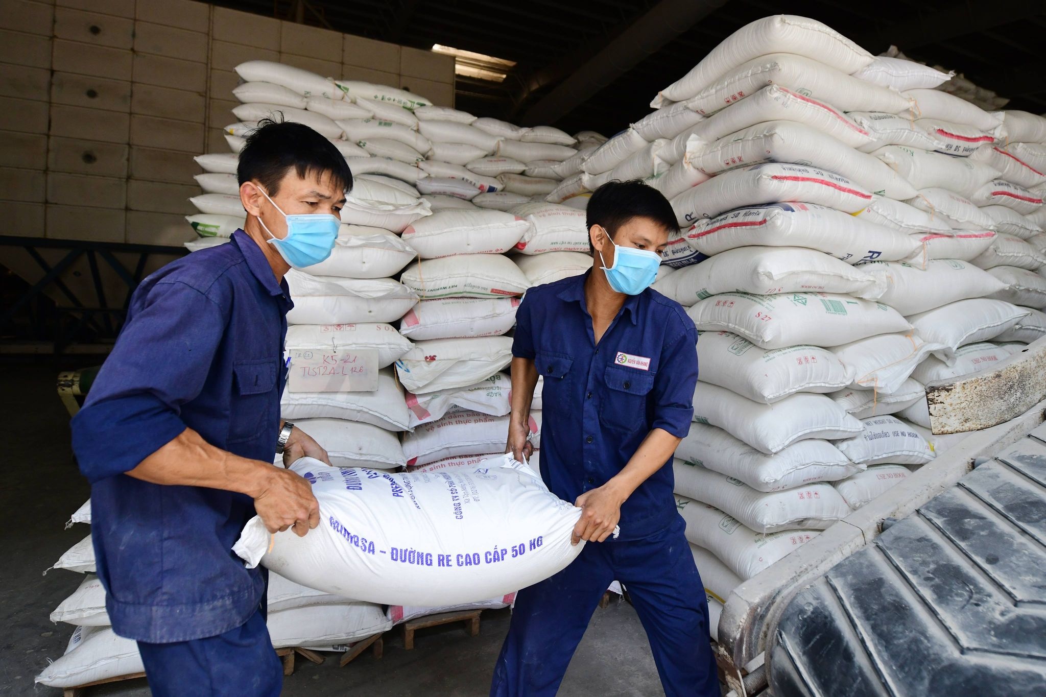 Chu tich EuroCham: 'Can dam bao sinh ke cho nguoi lao dong trong dich' hinh anh