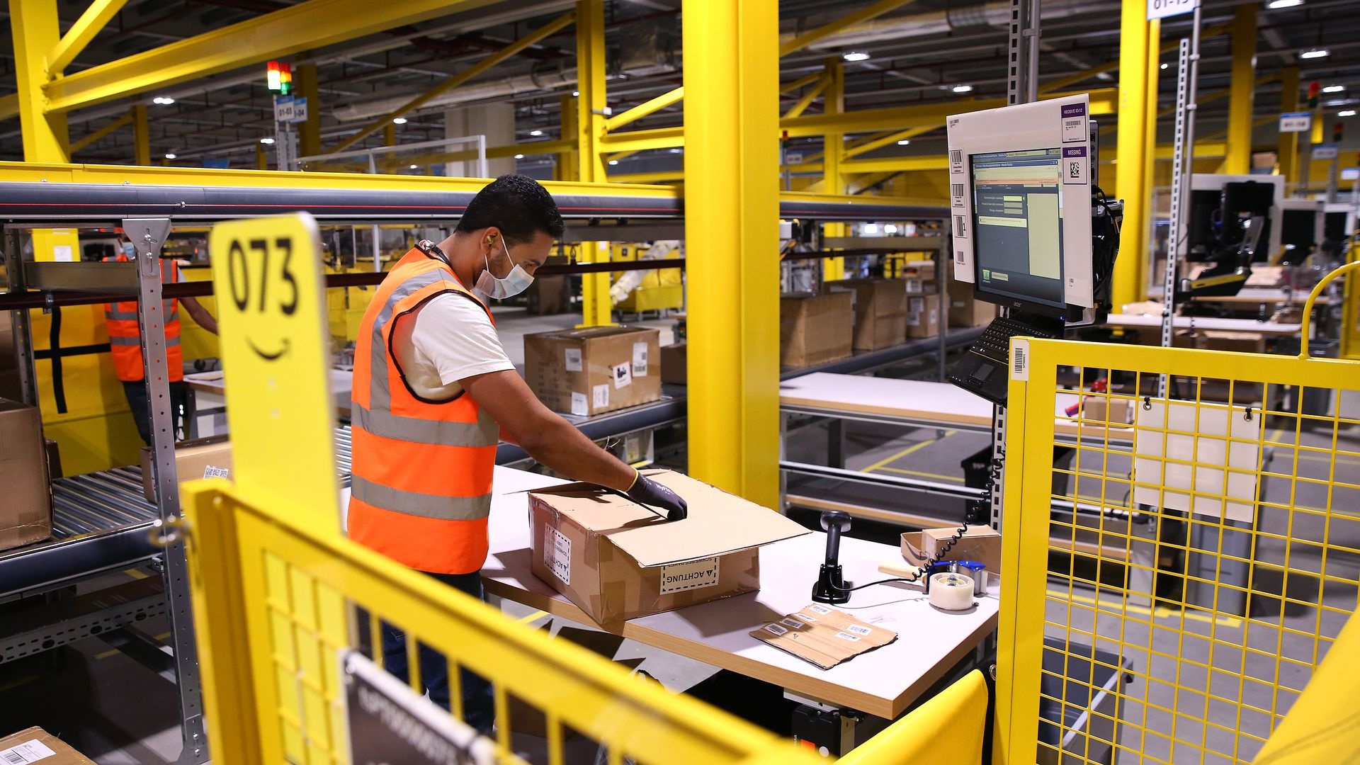 Amazon tang xe, tien mat cho nhan vien tiem vaccine Covid-19 hinh anh