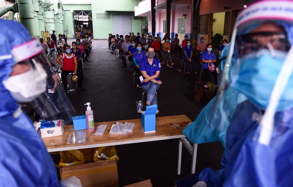 Doanh nghiep nuoc ngoai hy vong vua chong dich, vua duy tri san xuat hinh anh