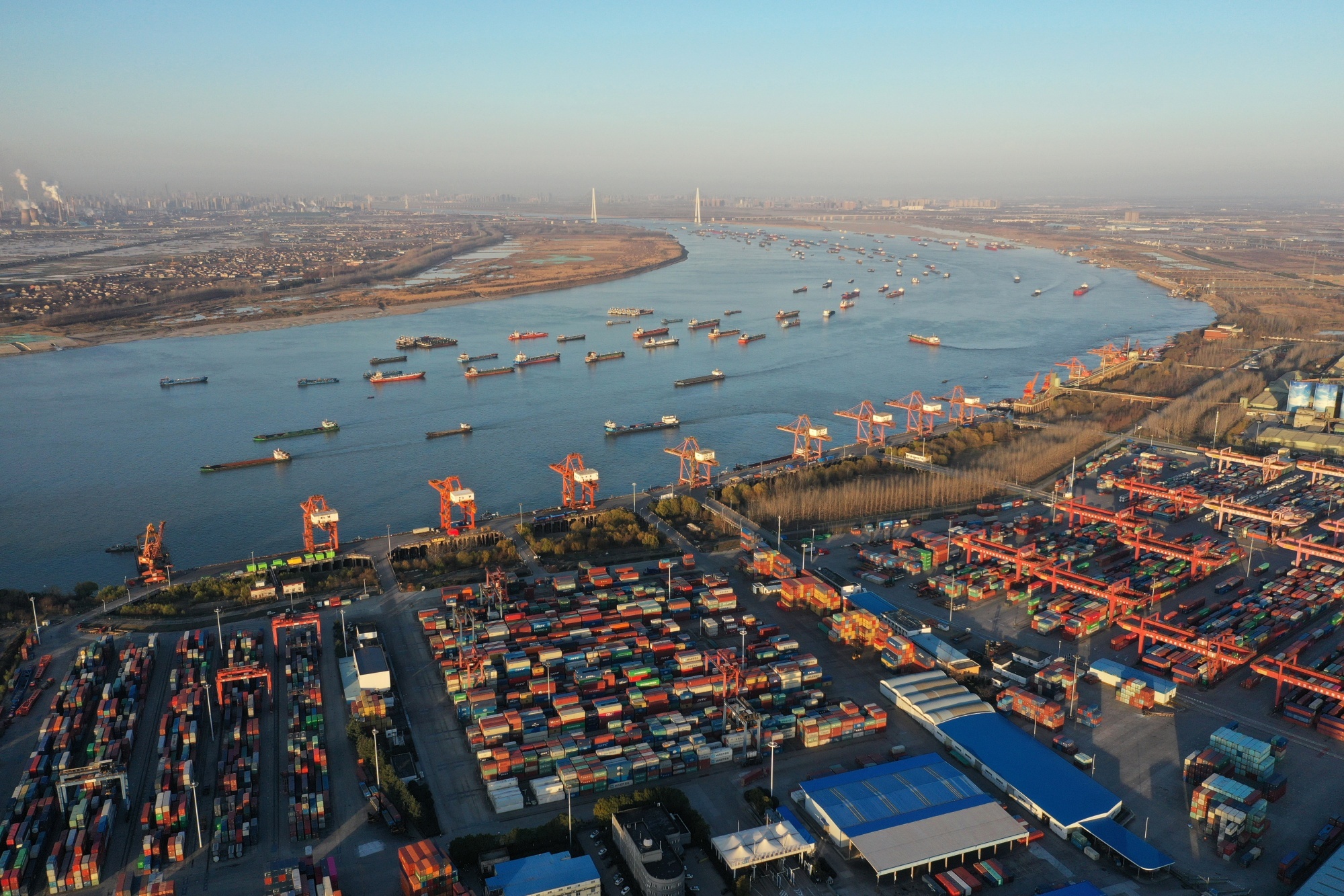 Container phan bon bi mac ket va cuoc khung hoang van tai toan cau hinh anh