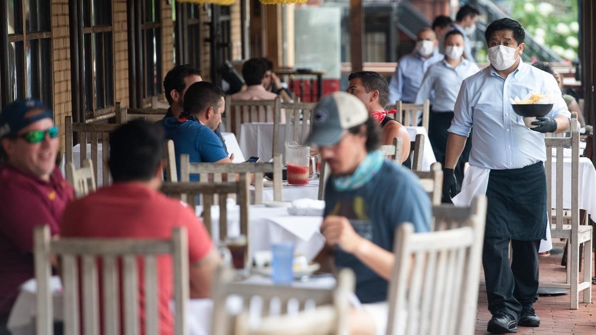 Omicron mang ac mong tro lai voi cac nha hang My hinh anh