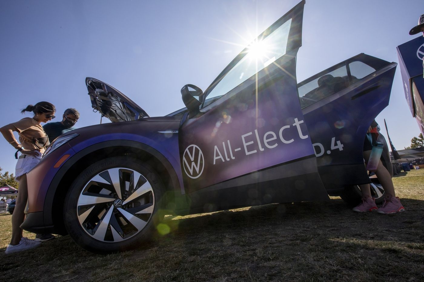 Cuoc dua oto dien khoc liet giua Tesla va cac dai gia truyen thong hinh anh