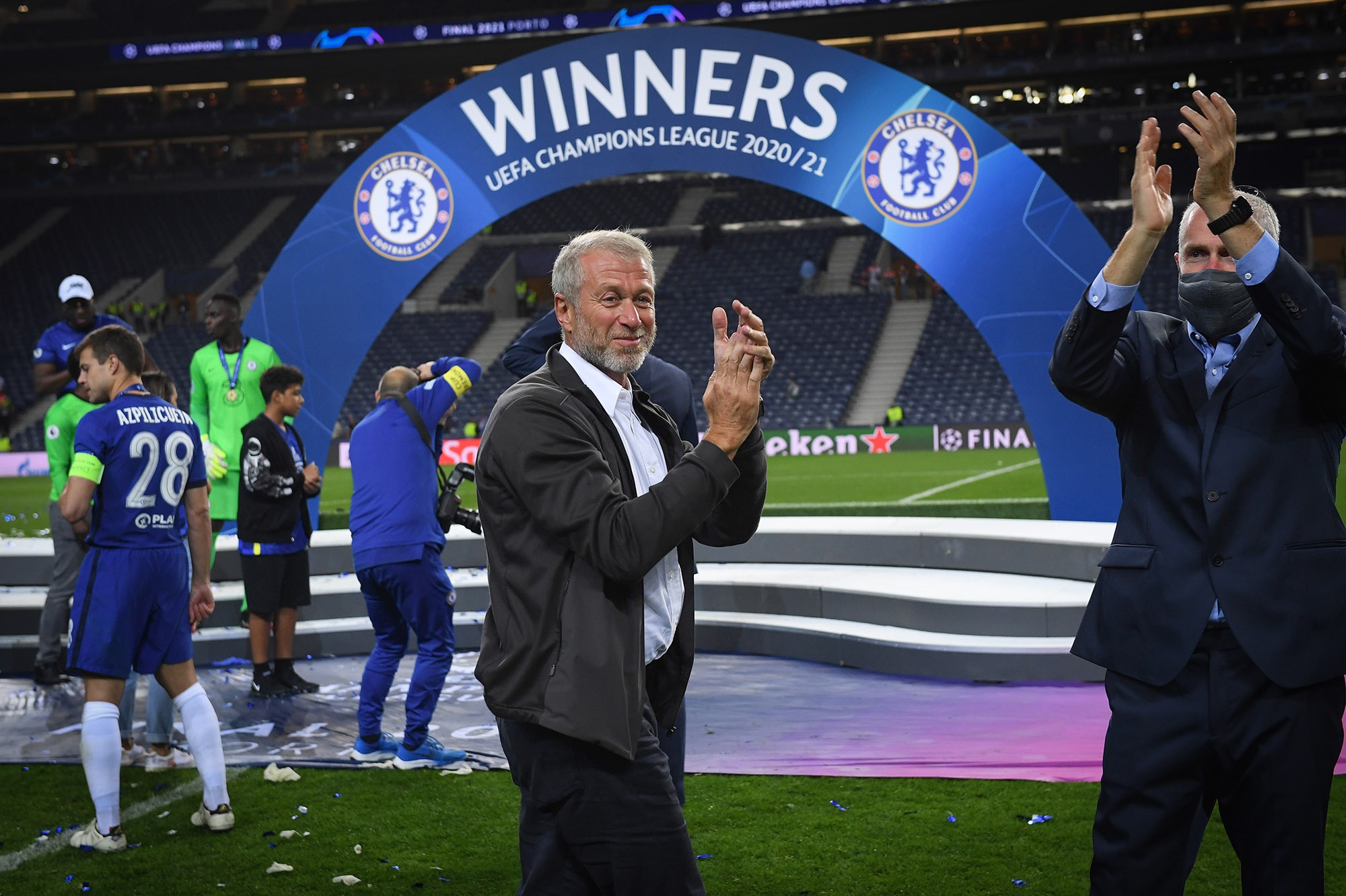 Ty phu Abramovich bi truat quyen, Chelsea lo tien bac nhu the nao? hinh anh