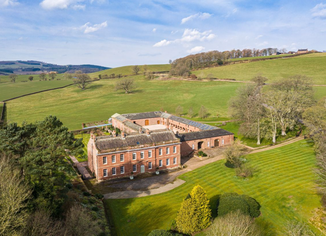 Ben trong dinh thu co tri gia hon 4 trieu USD o Anh hinh anh