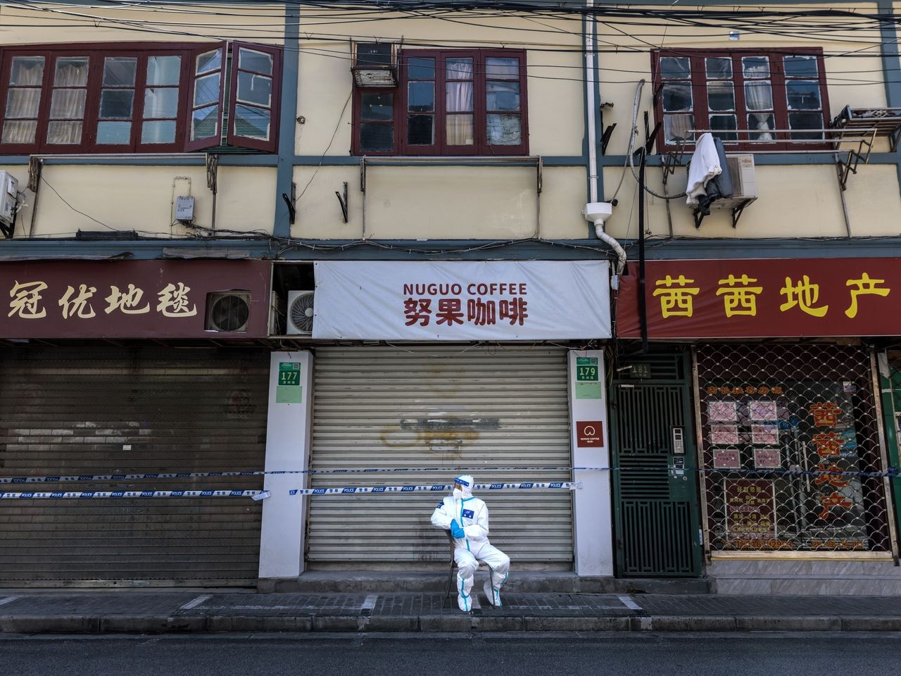 Nganh dich vu Trung Quoc dieu dung vi phong toa lien tuc hinh anh