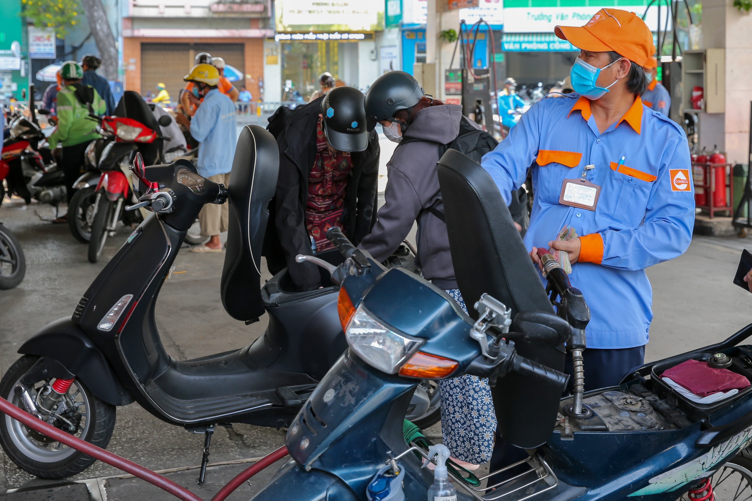 WB: Viet Nam nen ho tro cac ho dan doi pho gia xang tang cao hinh anh