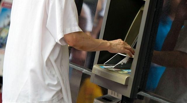 Bi lua tien tiet kiem, hang tram nguoi Trung Quoc bieu tinh hinh anh