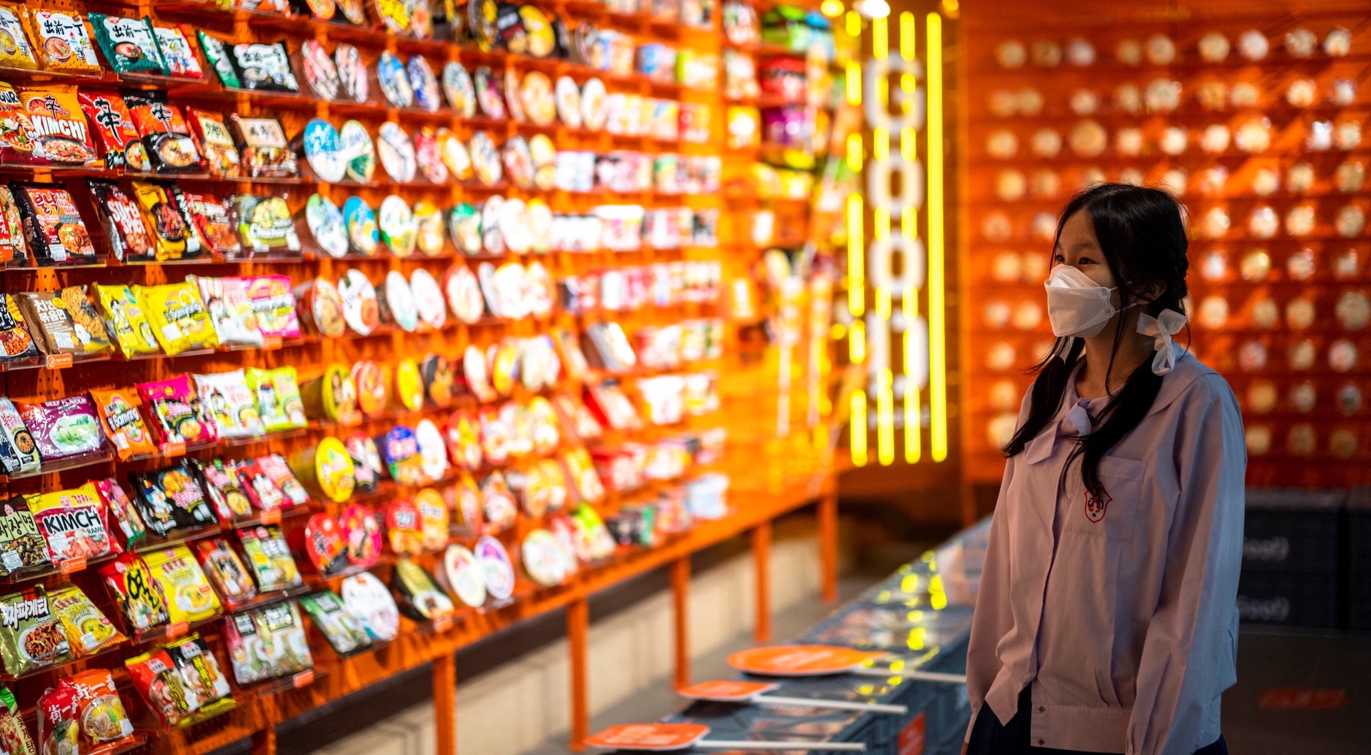 Trong bao gia toan cau, nguoi Indonesia lo mi an lien tang gia hinh anh