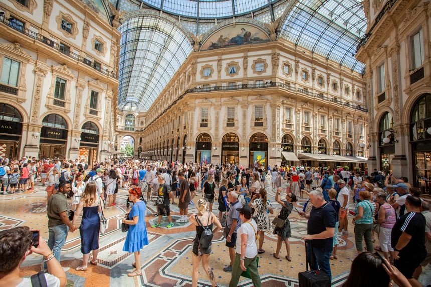 Nguoi My do xo mua do hieu, du lich chau Au khi dong euro giam hinh anh