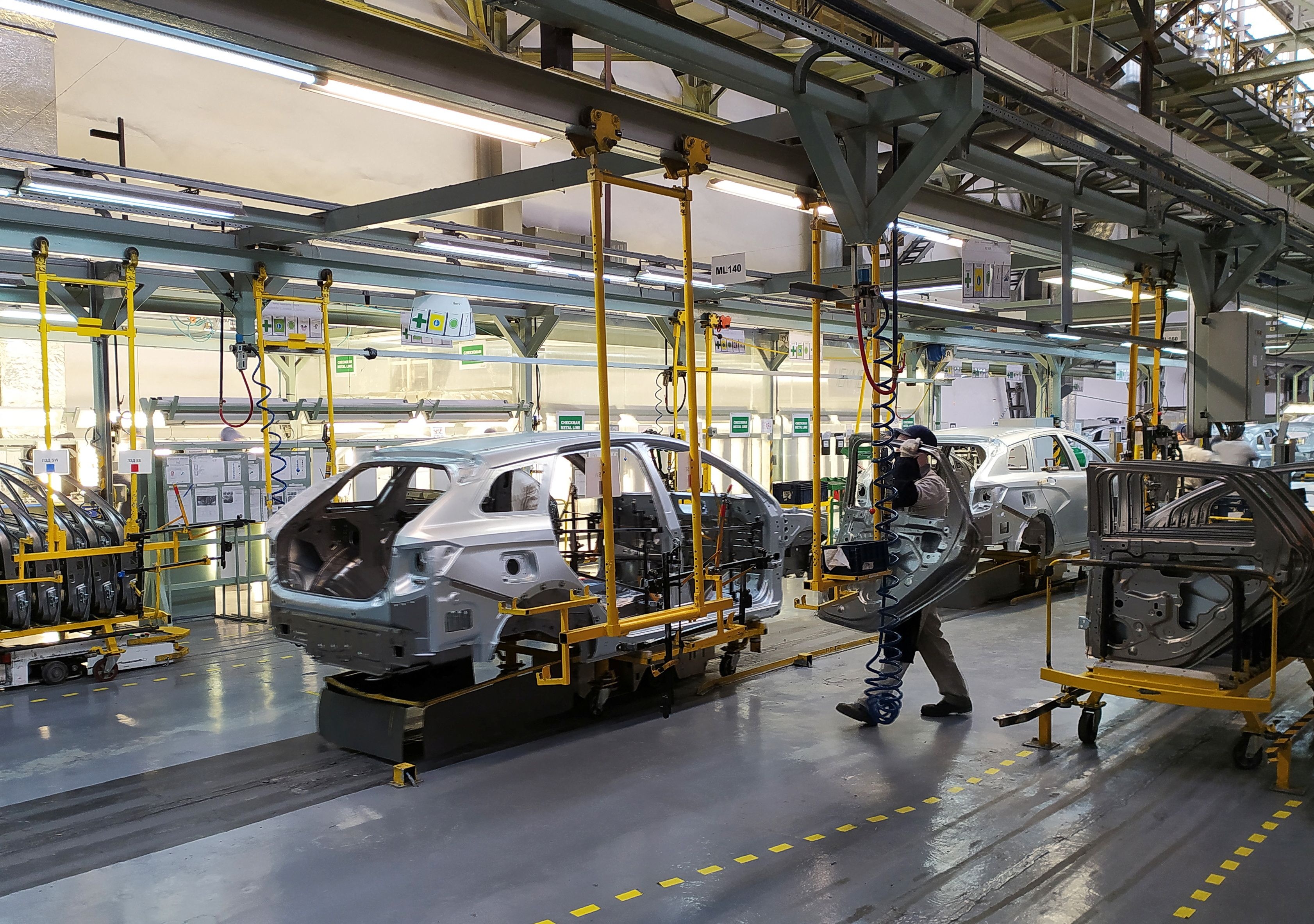 Nguoi Nga phai mua phu tung oto cho den, hang gia vi don trung phat hinh anh