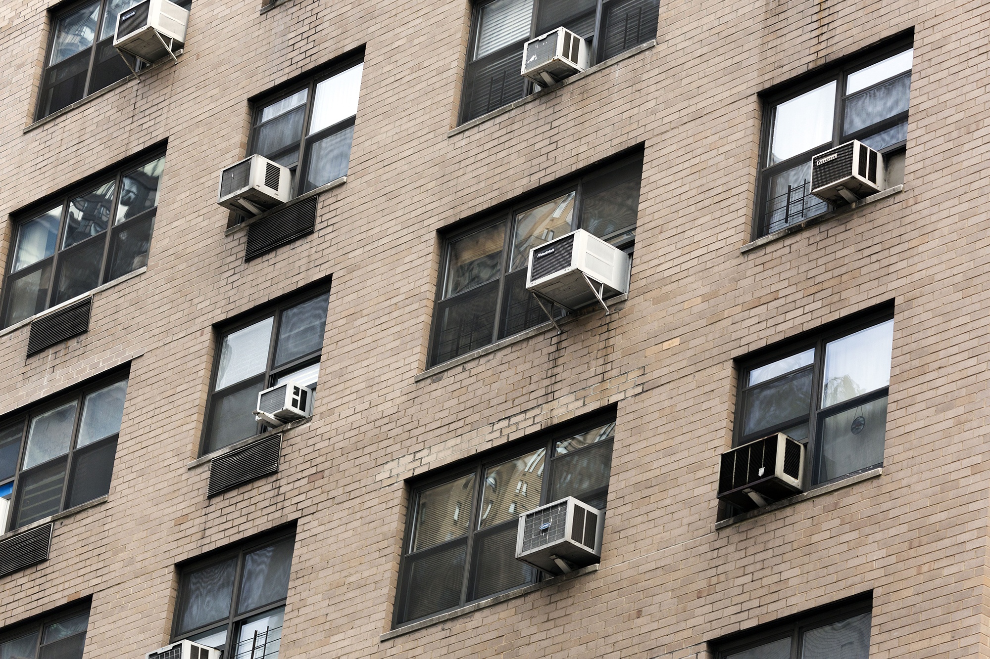 Nang nong du doi, nhieu nguoi My khong dam bat dieu hoa vi ton kem hinh anh