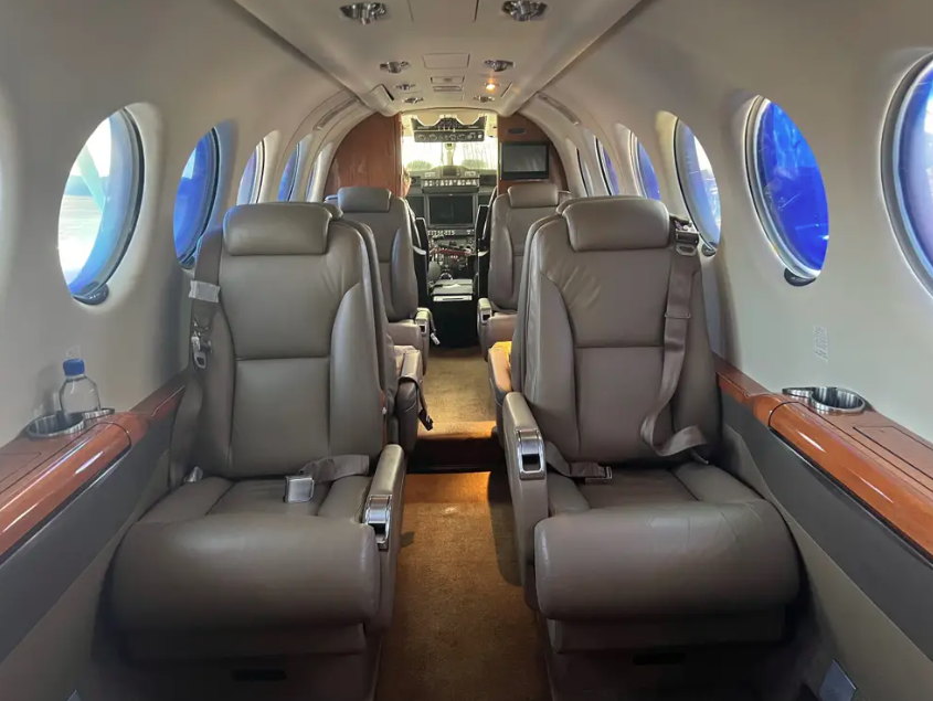 Chi 5.000 USD cho chuyen bay tren phi co rieng 8 cho ngoi hinh anh