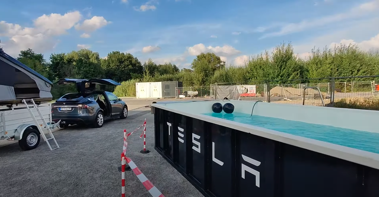 Ben trong tram sac nhanh co be boi cua Tesla hinh anh