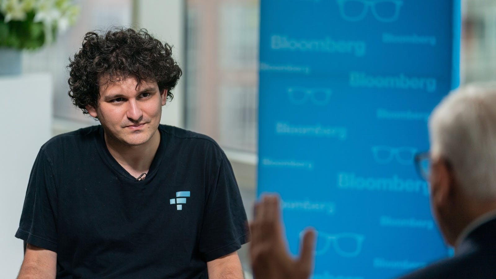 'Nguoi hung tien so' khong the cuu chinh minh hinh anh