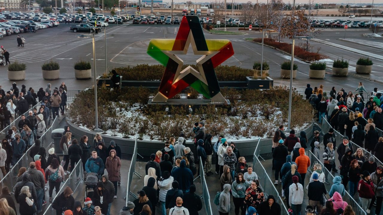 Xep hang qua dem de san sale Black Friday o My hinh anh