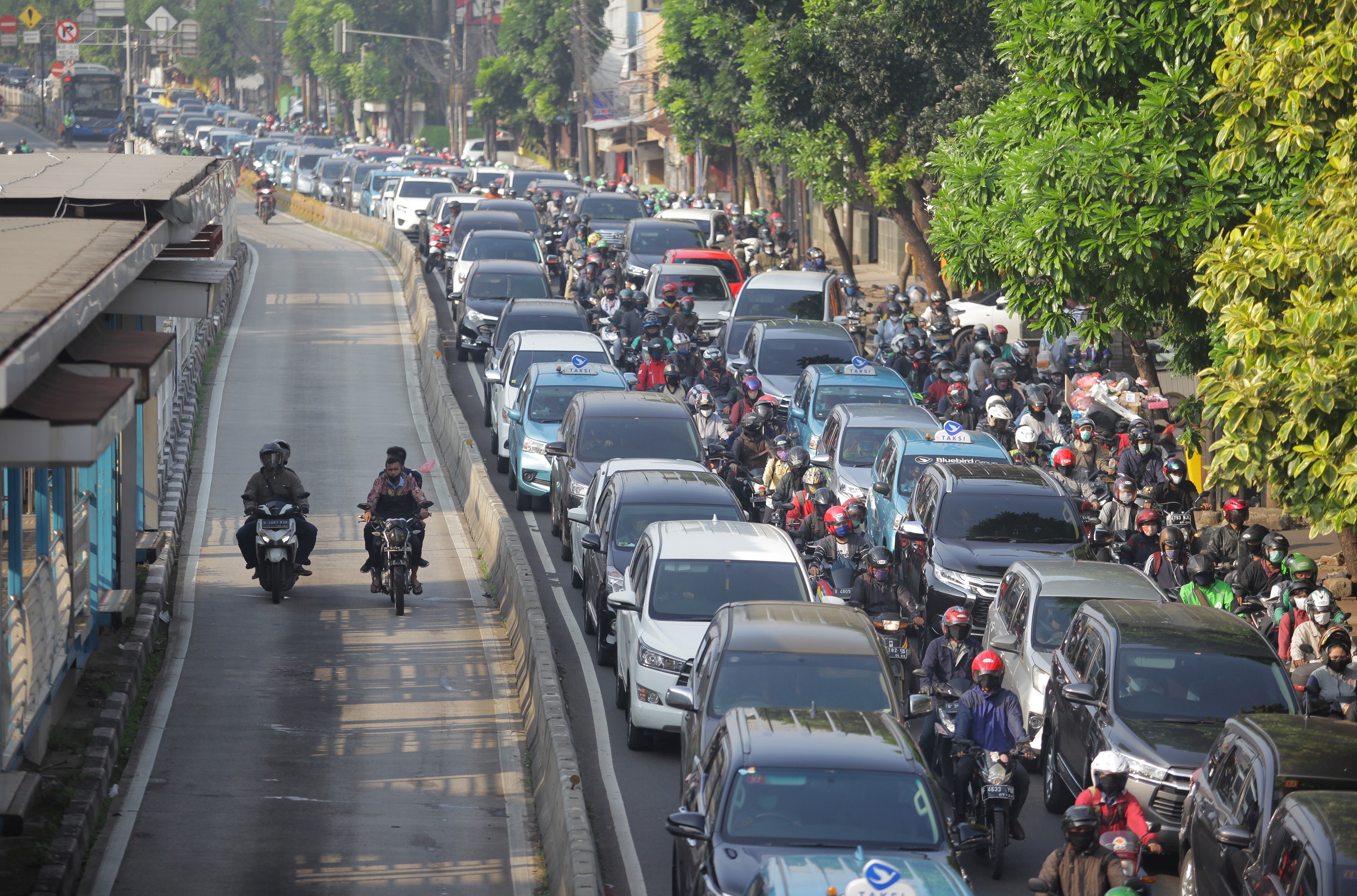 Nguoi Indonesia duoc tang 5.000 USD khi mua xe dien hinh anh