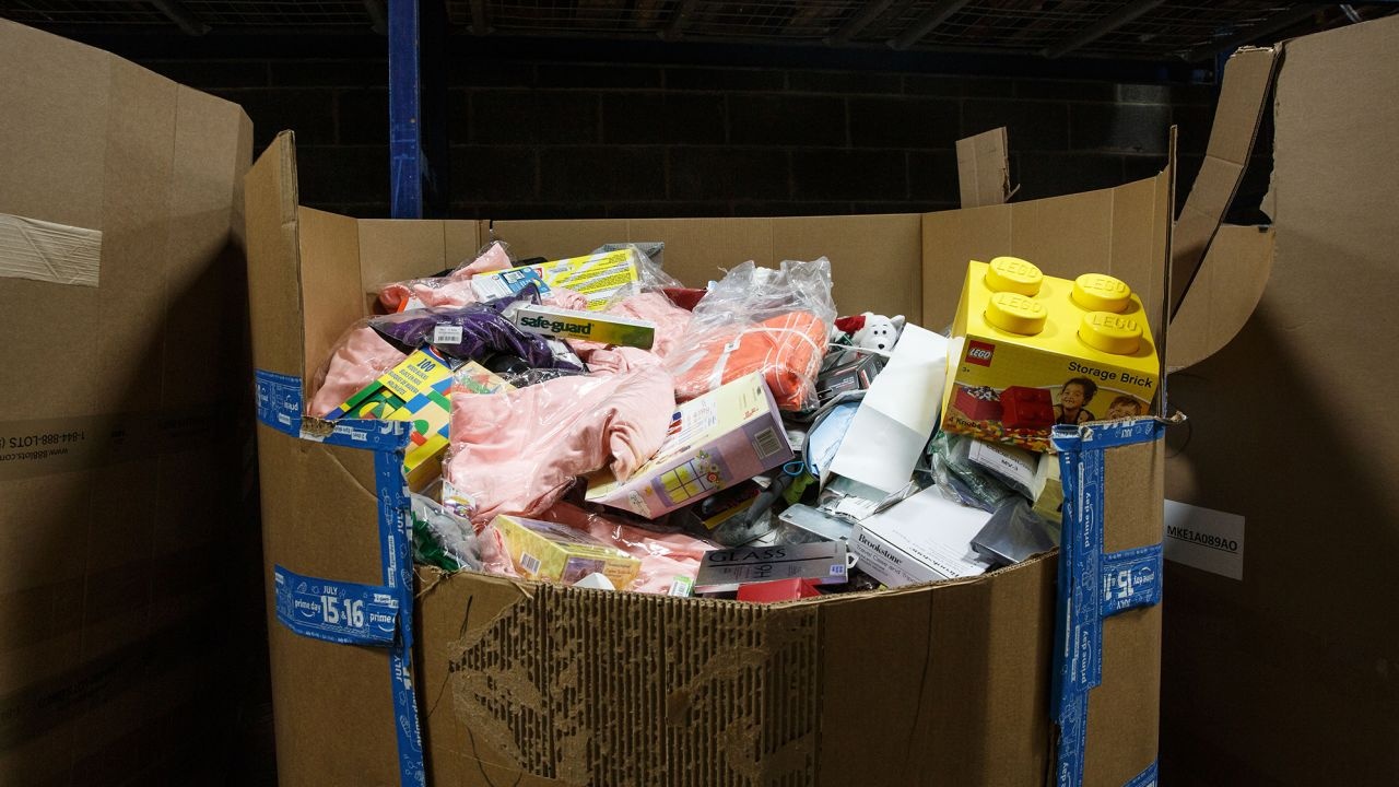 Cap doi kiem tien tu viec mua hang bi hoan tra roi ban lai hinh anh