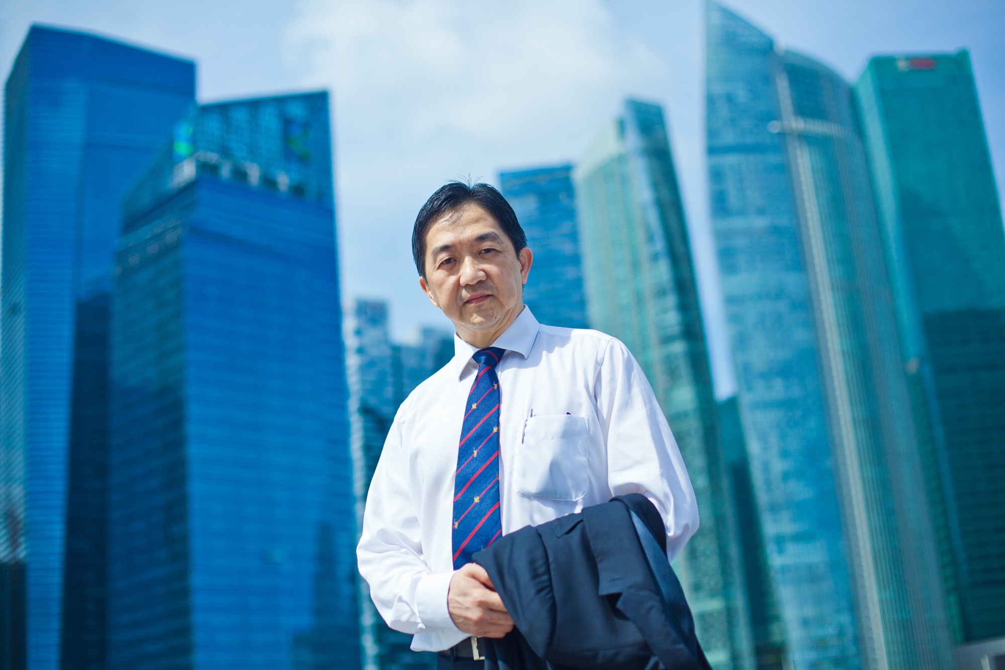 Singapore ket an mot doanh nhan 36 nam tu vi thao tung chung khoan hinh anh