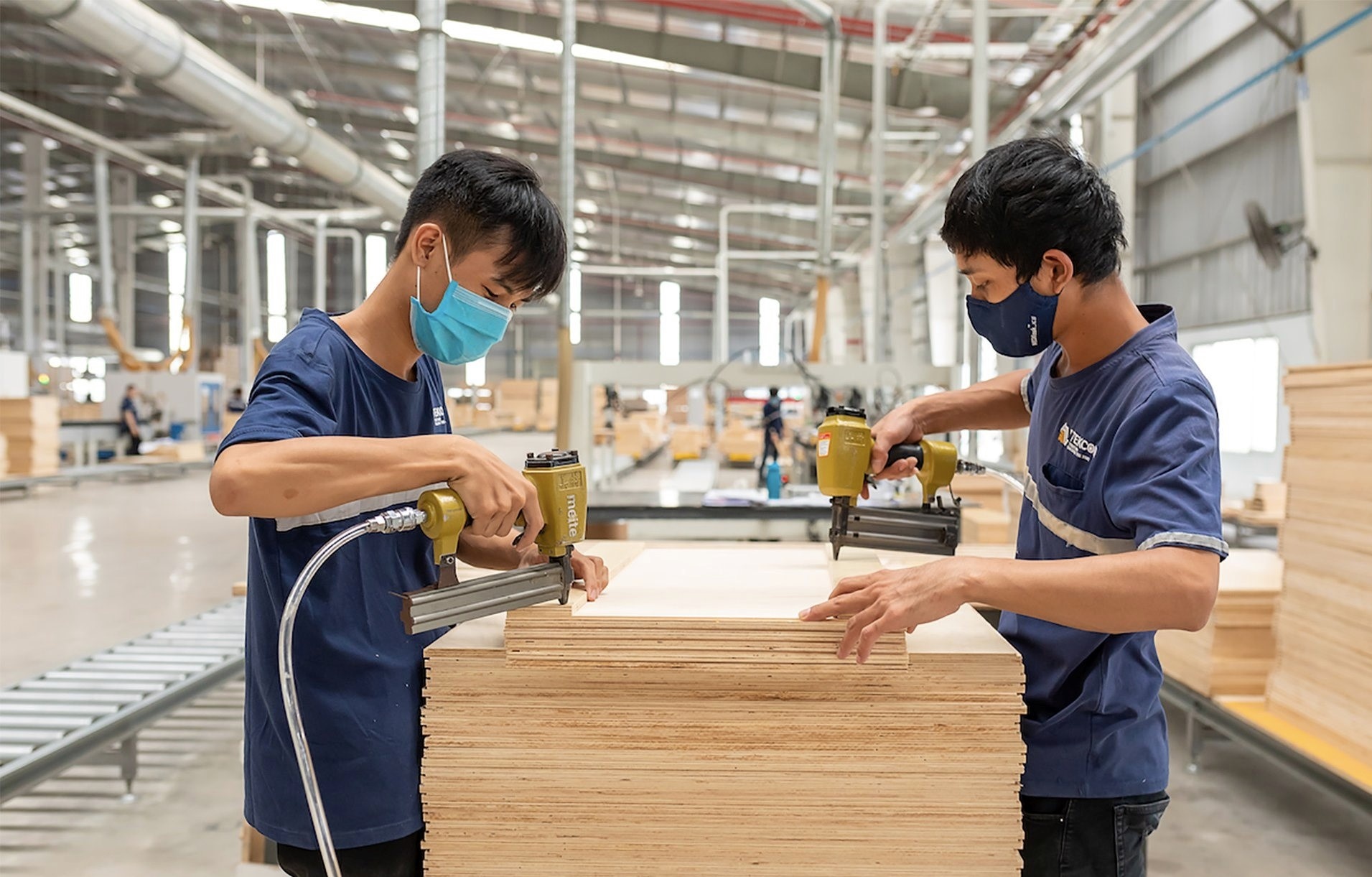 Hoat dong san xuat hut hoi vi don hang quoc te giam hinh anh