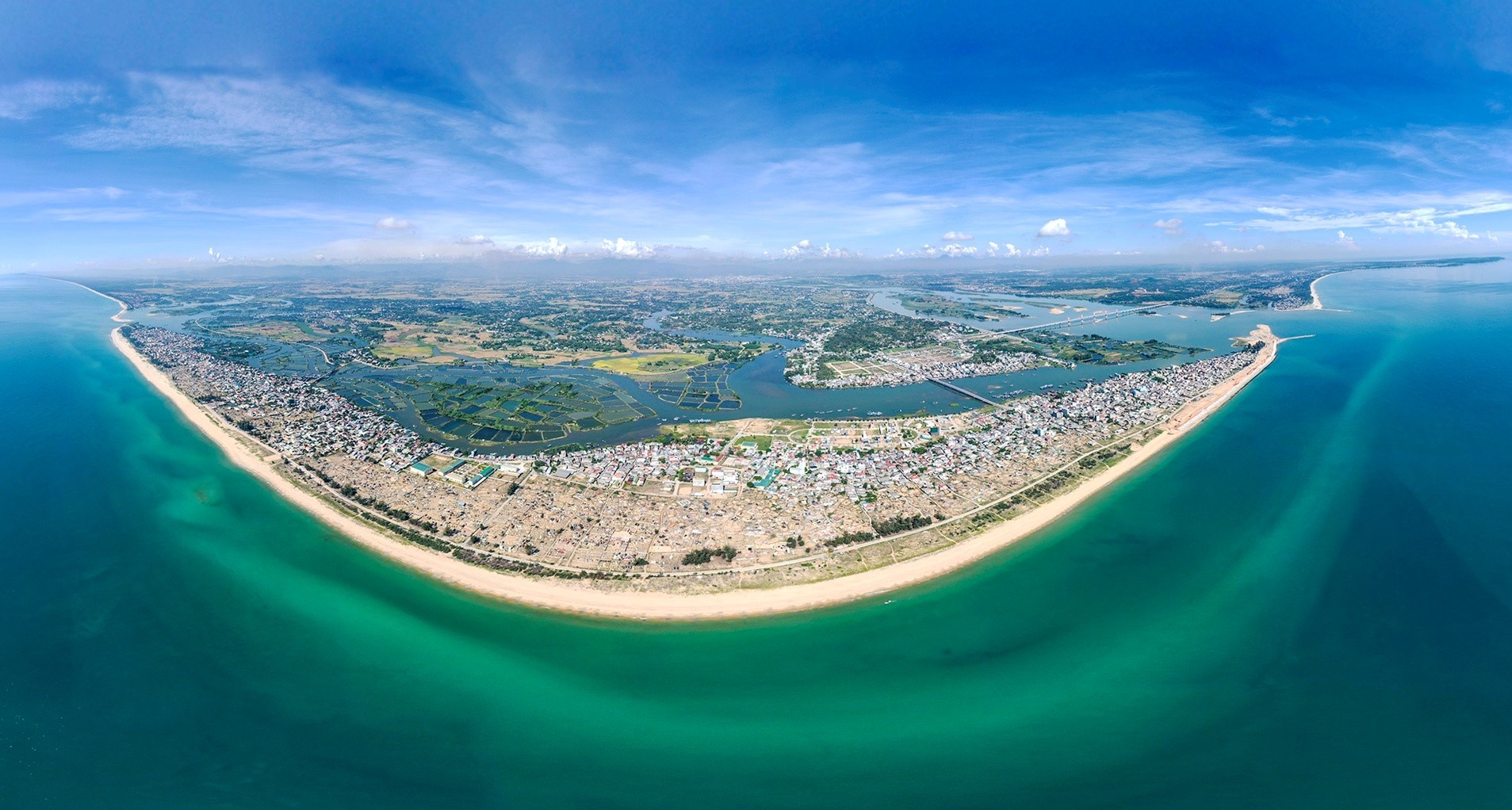 Quang Ngai muon tro thanh trung tam cong nghiep va loc dau hinh anh