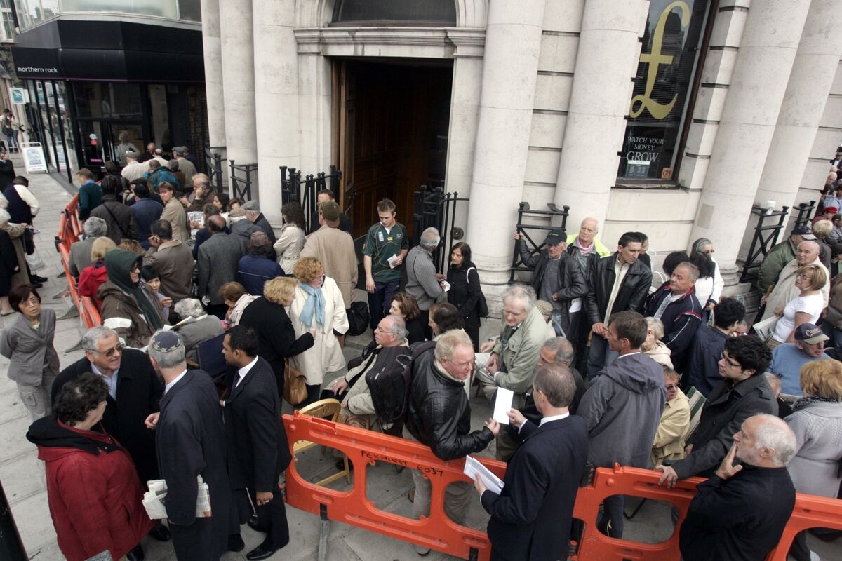 Khung hoang ngan hang trong thoi dai mang xa hoi hinh anh