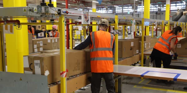 Ben trong nen kinh te dang giam toc cua My hinh anh