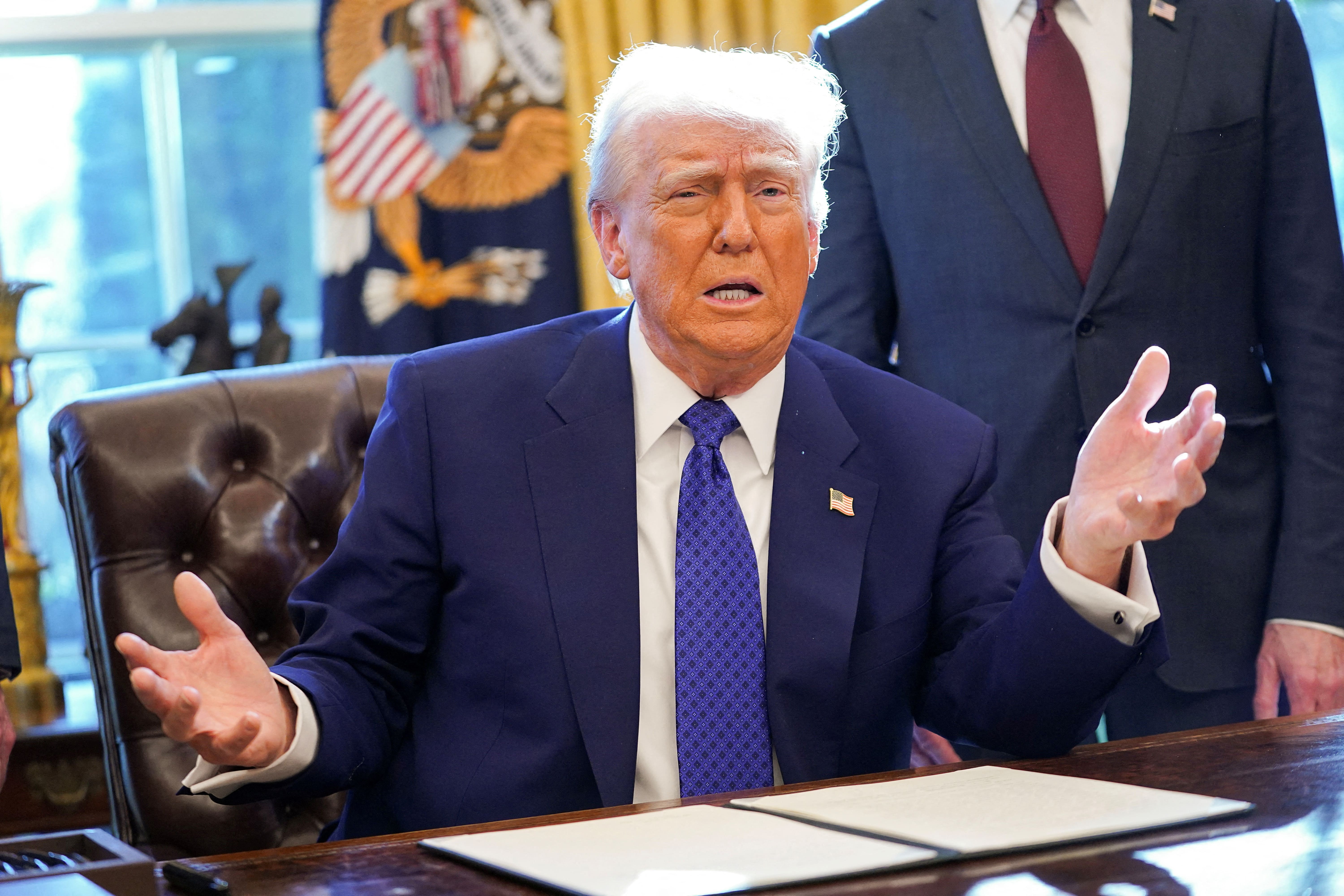 Ong Trump co the danh thue oto nhap khau tu thang 4 hinh anh