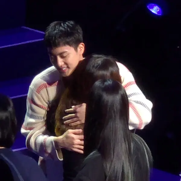 Fan nu Nhat Ban bi canh sat trieu tap vi cuong hon thanh vien BTS hinh anh