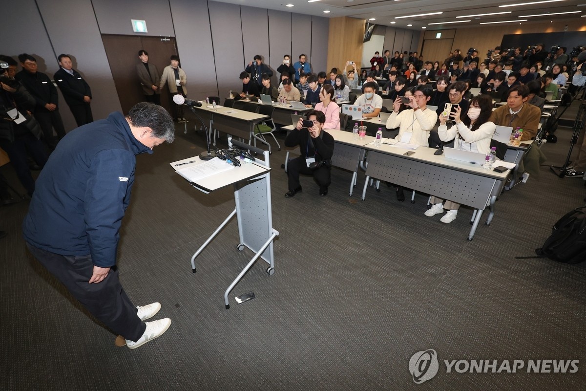 CEO Hyundai Engineering dap dau xin loi ve tai nan sap cau hinh anh