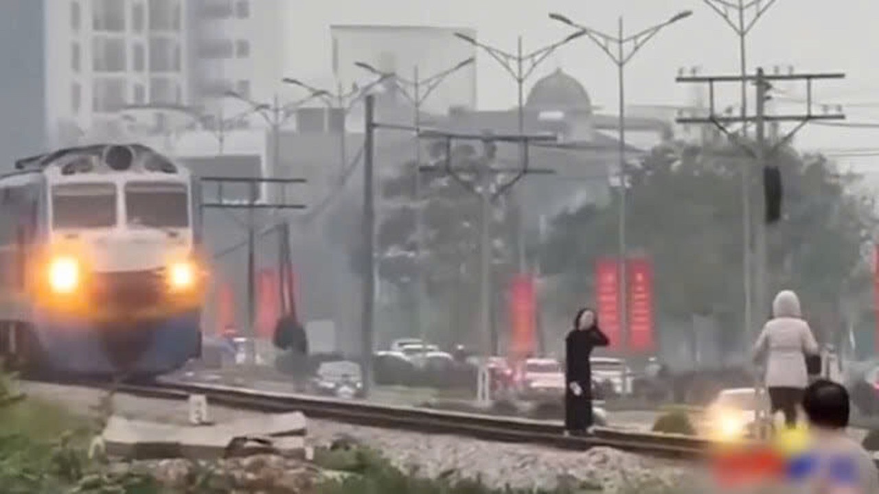 song ao tren duong ray anh 1