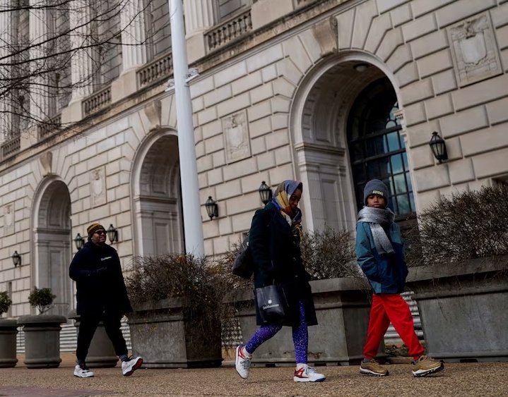 ‘Tro choi sinh tu’ trong phong lam viec hon loan cua nhan vien My hinh anh