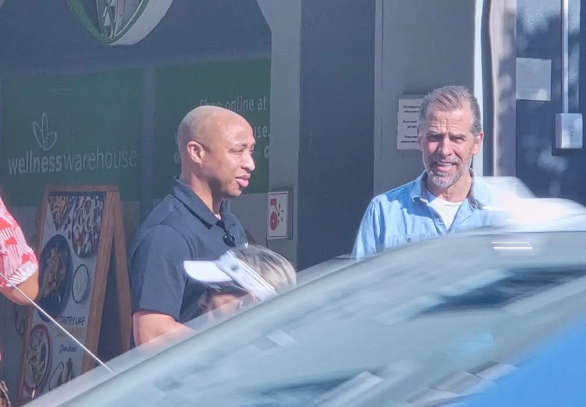 Dang sau chuyen nghi duong voi 18 mat vu cua con trai ong Biden hinh anh