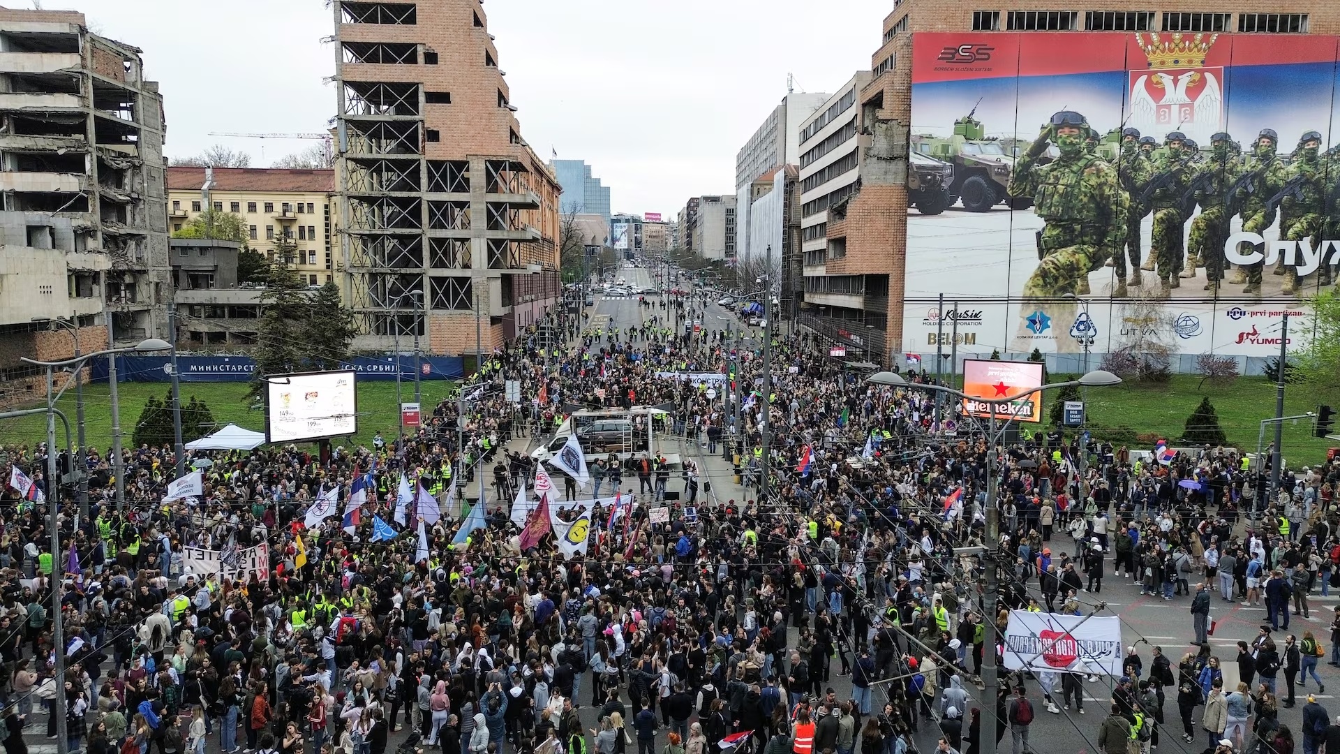 Hang nghin nguoi Serbia bieu tinh phan doi du an cua con re ong Trump hinh anh