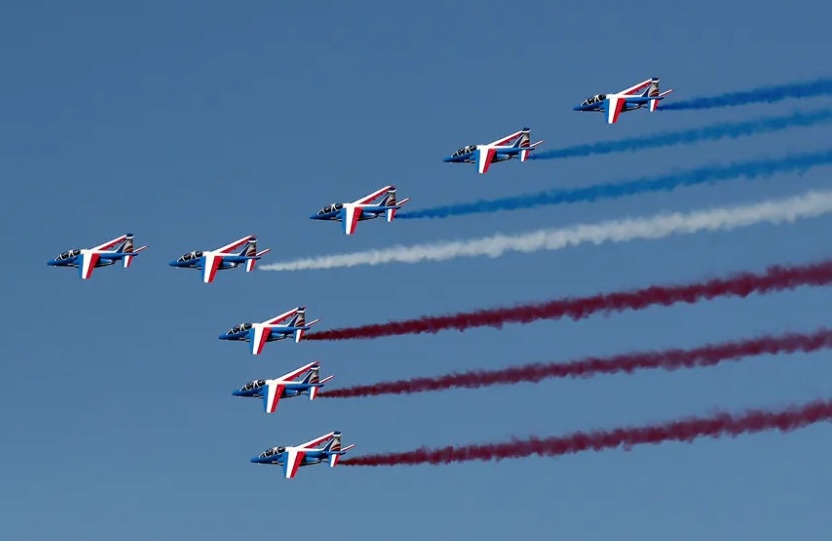 Hai may bay quan su Phap dam nhau tren khong hinh anh