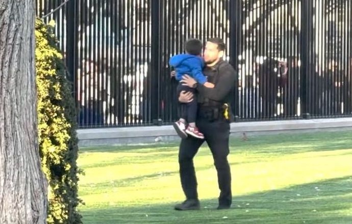 Be trai chui rao vao Nha Trang khien Mat vu My phai be ra ngoai hinh anh