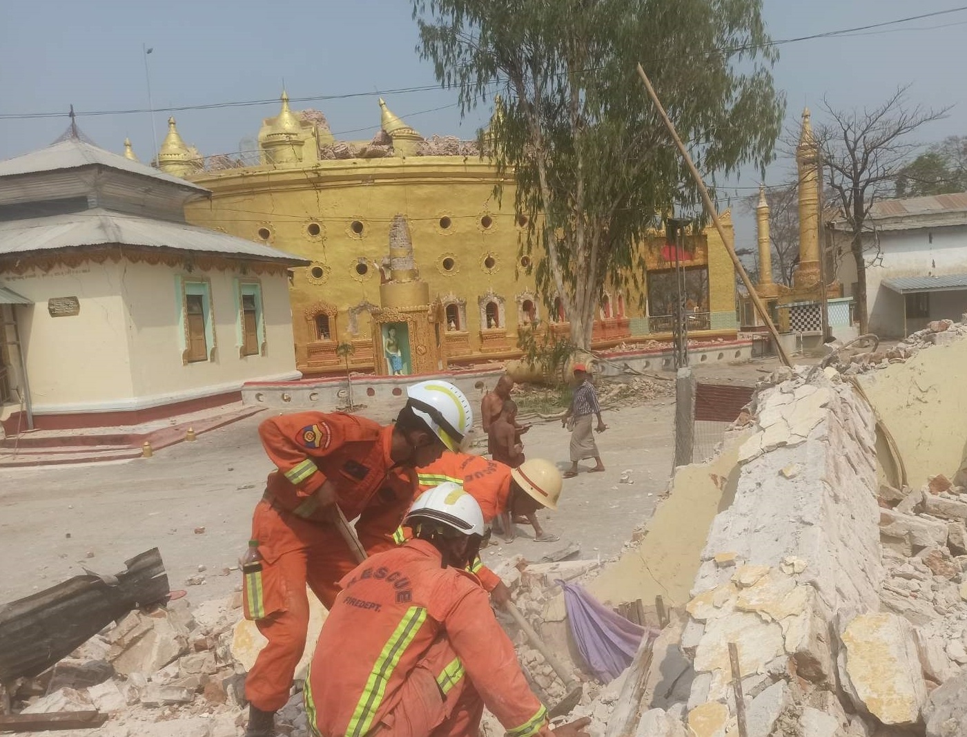 Gan 700 nguoi thiet mang vi tran dong dat kinh hoang tai Myanmar hinh anh