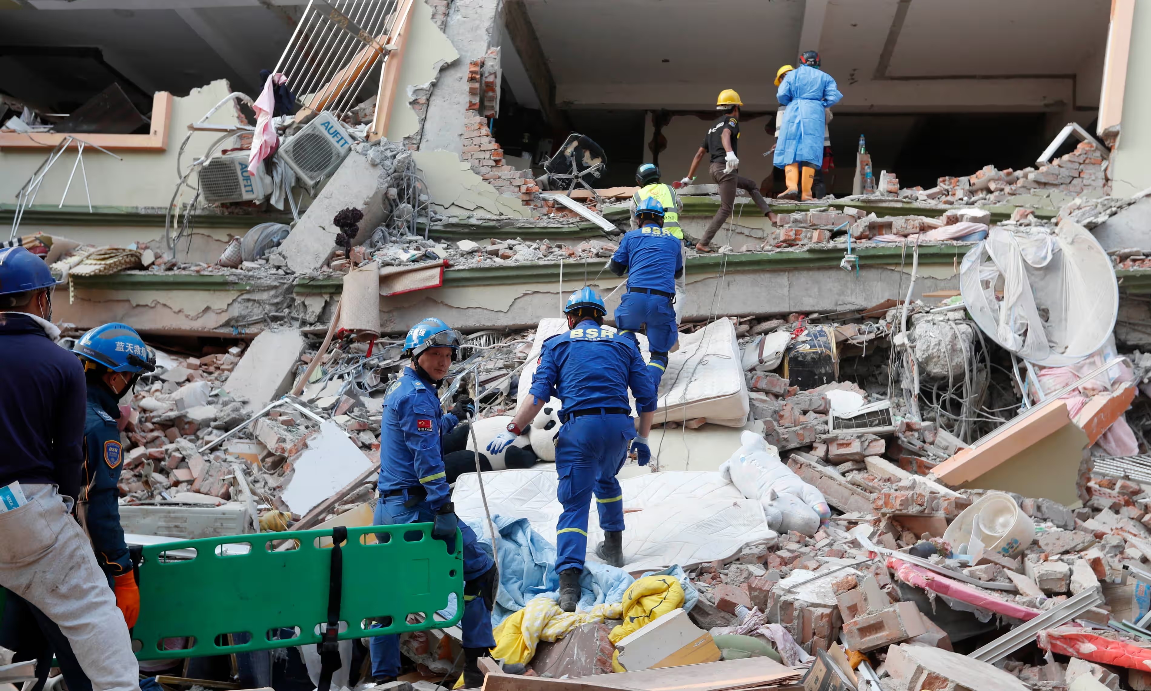 Dong dat tai Myanmar: Tim thay nguoi con song sau gan 60 gio mac ket hinh anh
