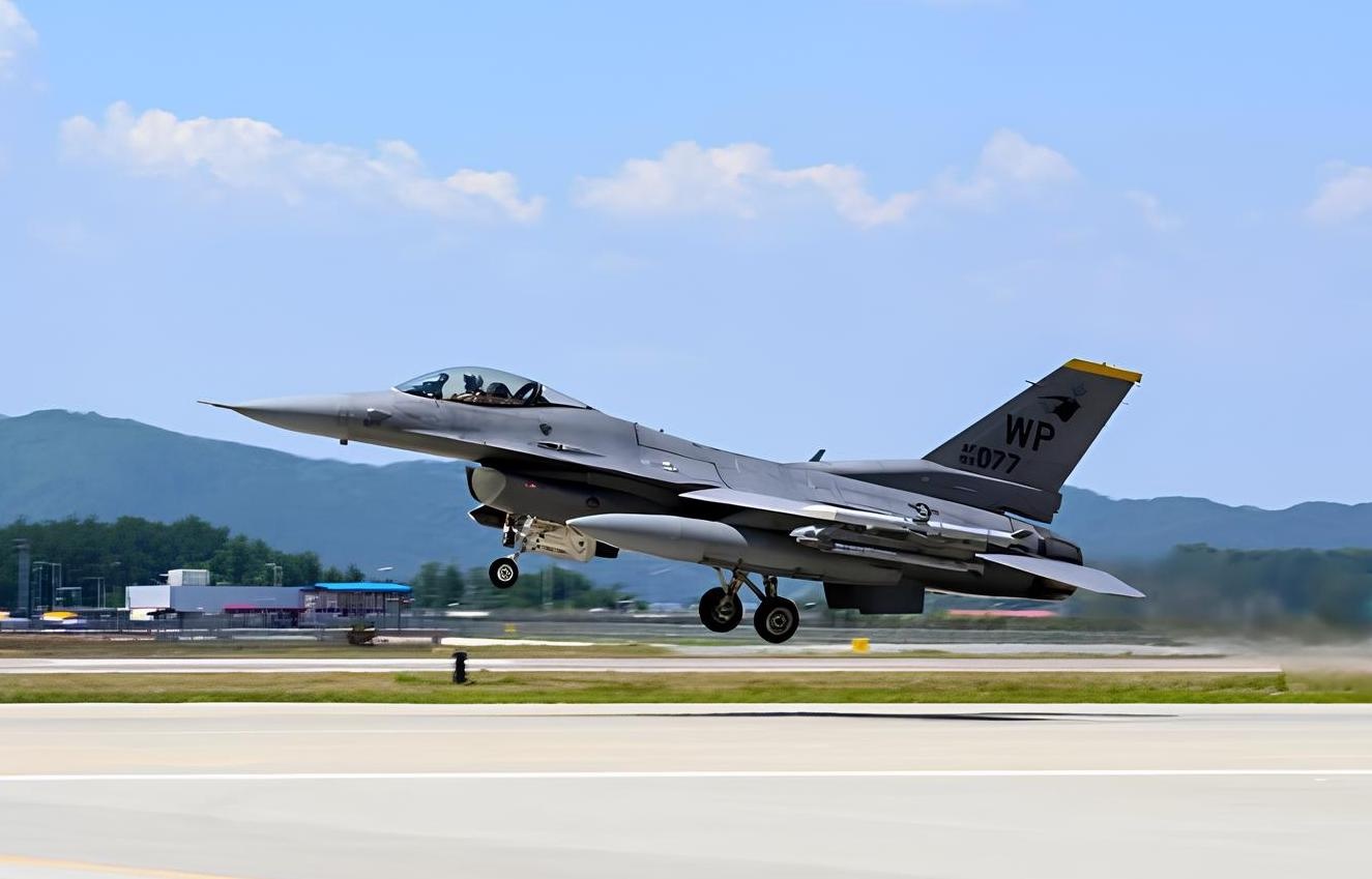 Nghi van ve hai thieu nien Trung Quoc quay len F-16 o Han Quoc hinh anh