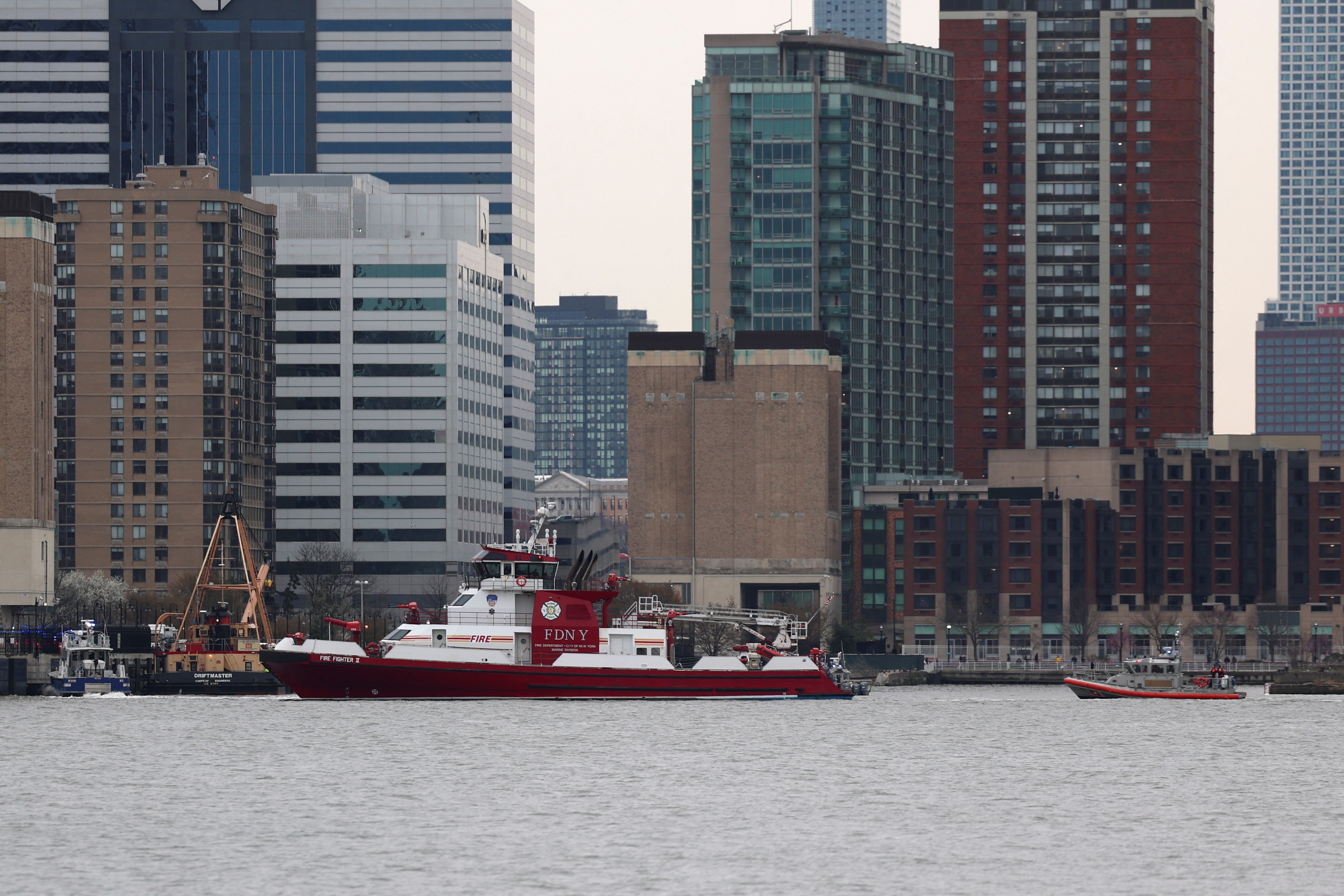 Mot chiec truc thang gay duoi va roi xuong song Hudson (My) khien 6 nguoi thiet mang. hinh anh