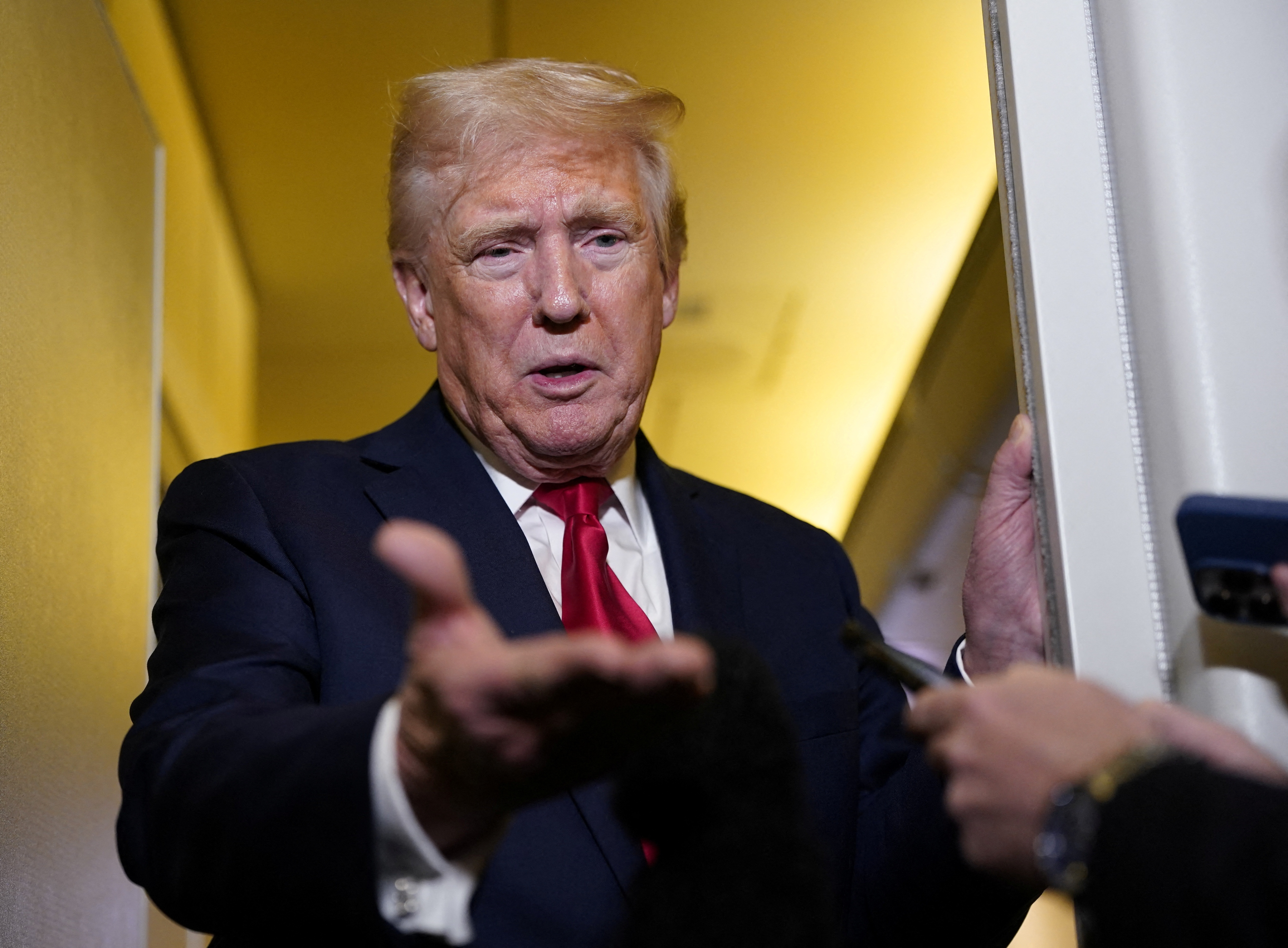 Ong Trump tuyen bo sap ap thue chip ban dan, he lo kha nang mien tru hinh anh