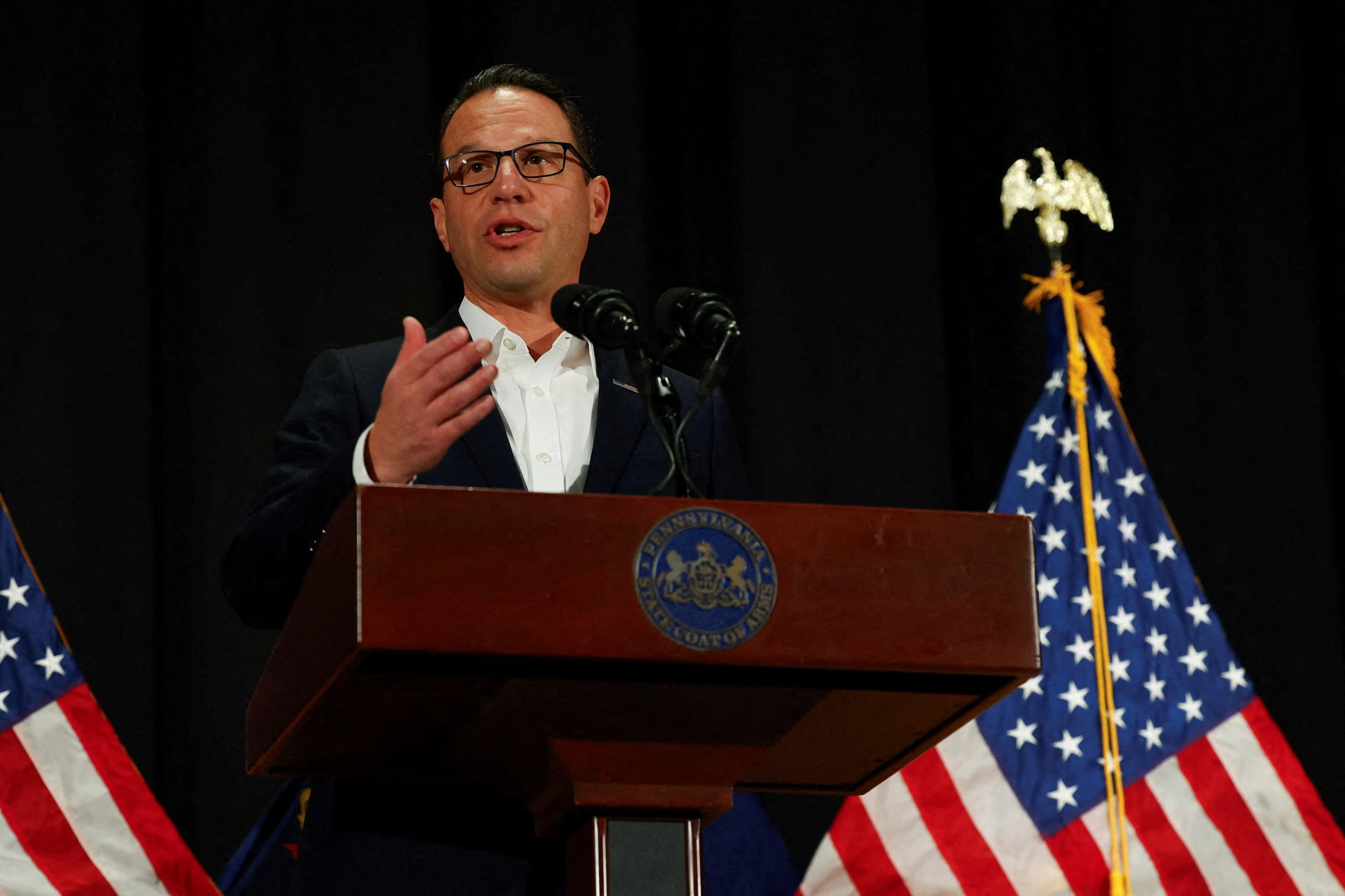 Bat nghi pham vu phong hoa tai dinh thu Thong doc Pennsylvania hinh anh